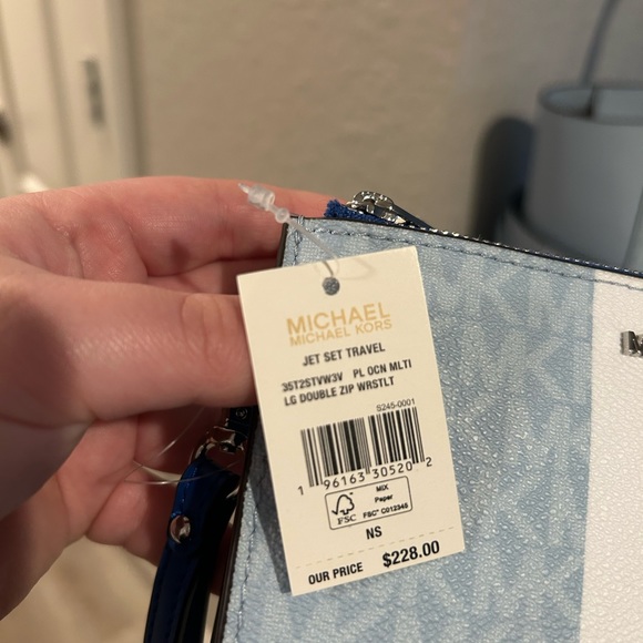 Gorgeous light blue Michael Kors bag AND matching wallet - Picture 7 of 7